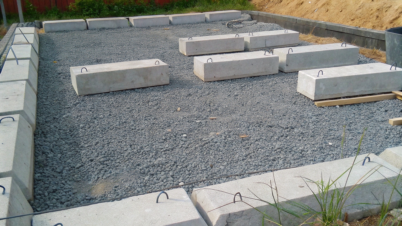 Замена монолитному фундаменту: ленточный фундамент ФЛ + блоки ФБС